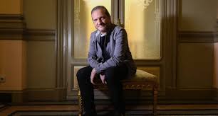 “Filosofia não faz perguntas para encontrar respostas, mas sim para questionar as já&nbsp;estabelecidas”