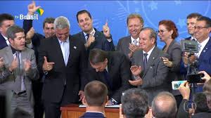 Bolsonaro assina decreto que muda regras sobre uso de armas e de&nbsp;munições