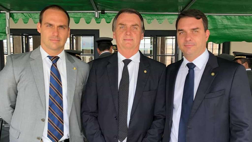 Flávio Bolsonaro assume embaixada de&nbsp;Laranjeiras
