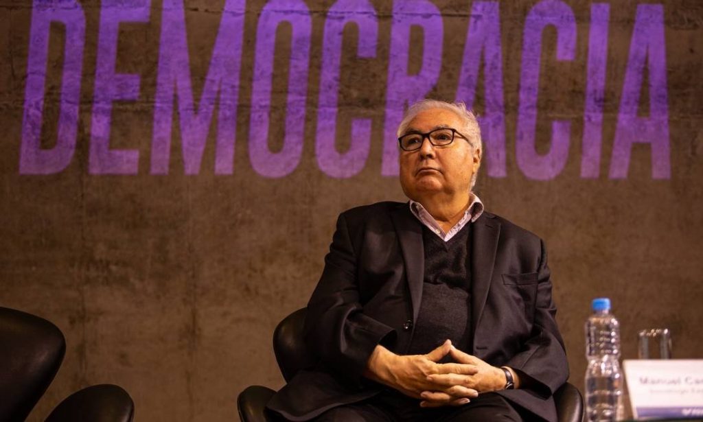 Vocês estão vivendo um novo tipo de ditadura’, diz sociólogo Manuel&nbsp;Castells