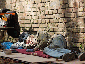 Nos Estados Unidos, leis municipais criam o crime de morar na&nbsp;rua