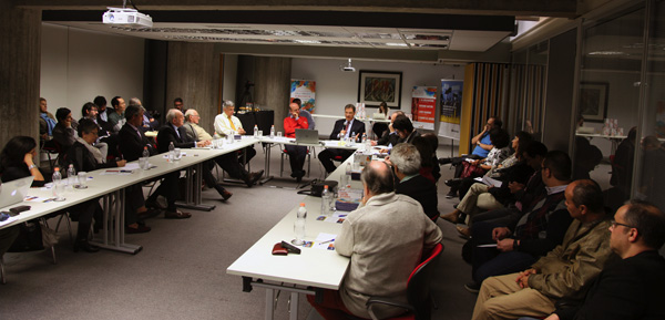 Há um declínio global das democracias? Mesa Redonda com Larry&nbsp;Diamond