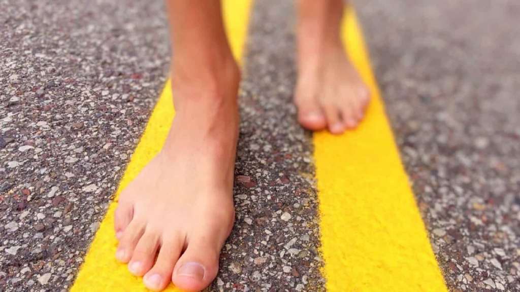 Correr descalço pode reduzir risco de lesão no&nbsp;joelho