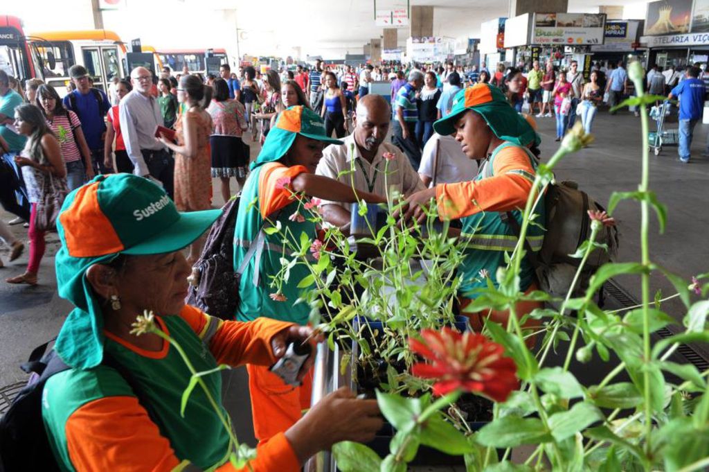 Mulheres negras recebem menos da metade do salário dos homens brancos no&nbsp;Brasil