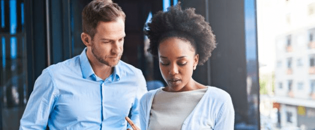 Na mesma profissão, homem branco chega a ganhar mais que o dobro que mulher negra, diz&nbsp;estudo