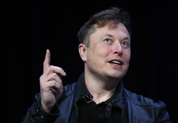 Elon Musk defende renda básica universal e diz que trabalho físico será opcional no&nbsp;futuro