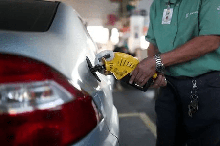 Veja quanto um motorista rodava com R$ 100 de gasolina em 2002 e quanto anda&nbsp;agora