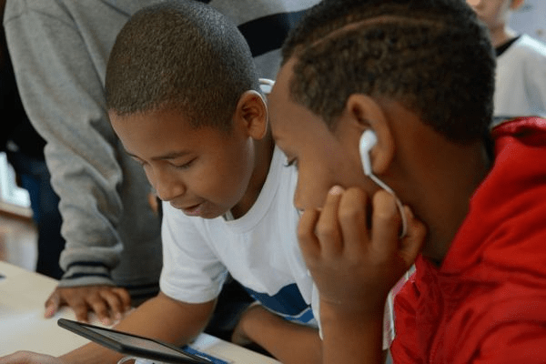 Uso excessivo de telas pode causar depressão, ansiedade e miopia em&nbsp;jovens