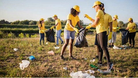Pessoas solidárias, como aquelas que fazem trabalho voluntário, têm até 50% menos chances de sofrer depressão e contrair doenças cardiovasculares