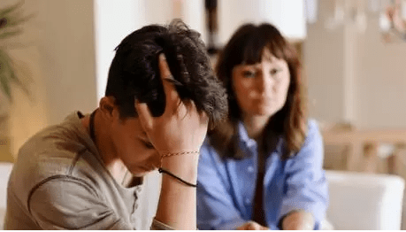 ‘Pais de adolescentes estão tão solitários e depressivos quanto filhos, mas são ignorados’