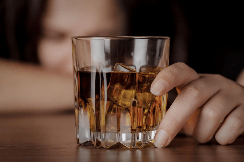 Mulheres e álcool: aumento do consumo acende alerta no&nbsp;Brasil