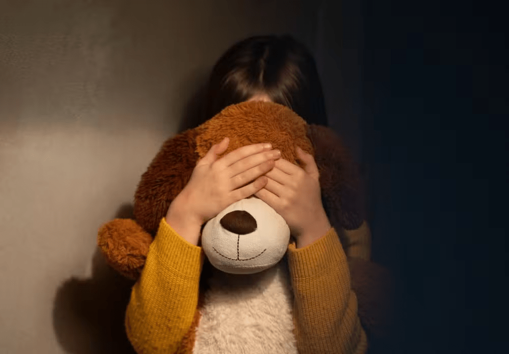 O que a violência doméstica causa nas crianças? Estudo revela que 70% dos casos acontecem diante&nbsp;delas